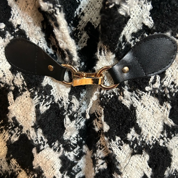 Women’s Black and white houndstooth wrap/cape. Rose gold clip, knit. - Picture 2 of 7